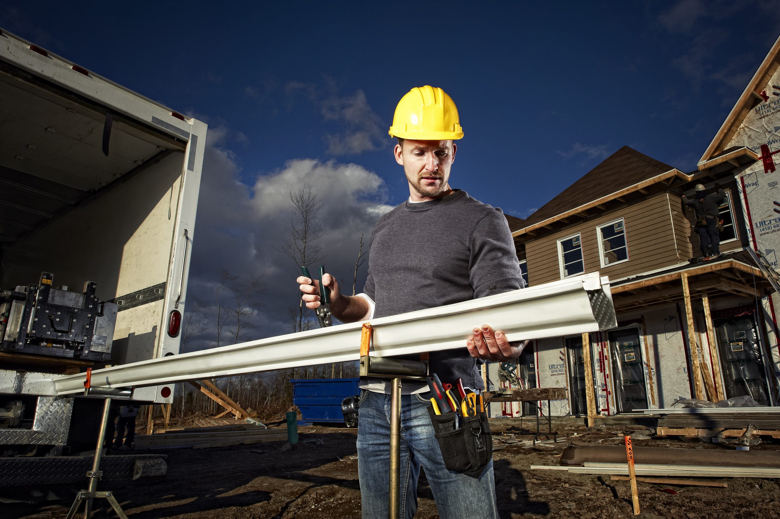 pro installateur installateu de gouttières qui travaille pour Gouttières MRO